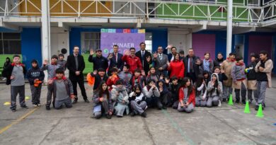 Grupo de estudiantes, docentes y autoridades posando en el patio de la Escuela España en Valparaíso.