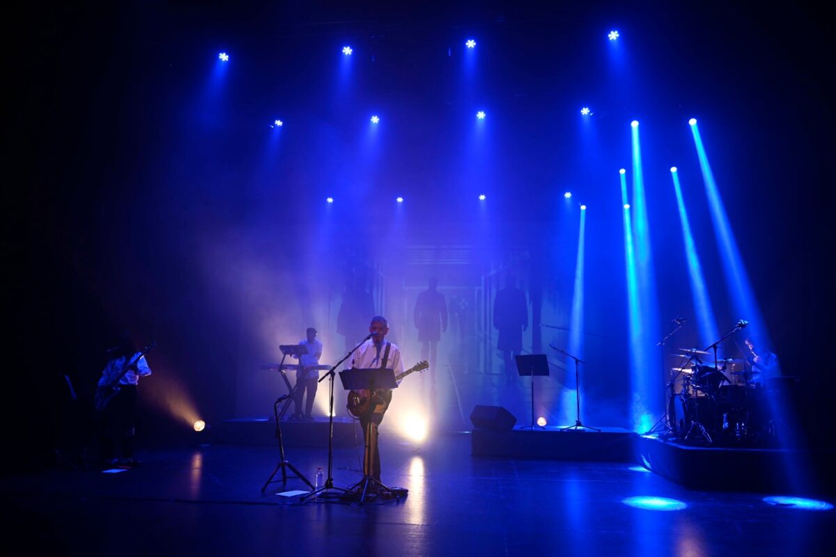 Público aplaudiendo en el teatro del Parque Cultural de Valparaíso.