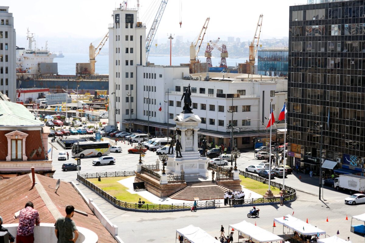 Vista elevada de la Plaza Sotomayor en Valparaíso, mostrando el monumento y los edificios circundantes con el puerto de fondo.