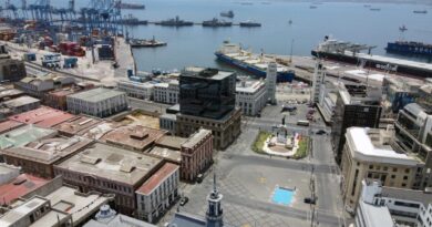 Vista aérea panorámica de la Plaza Sotomayor en Valparaíso, con el puerto y la bahía al fondo.