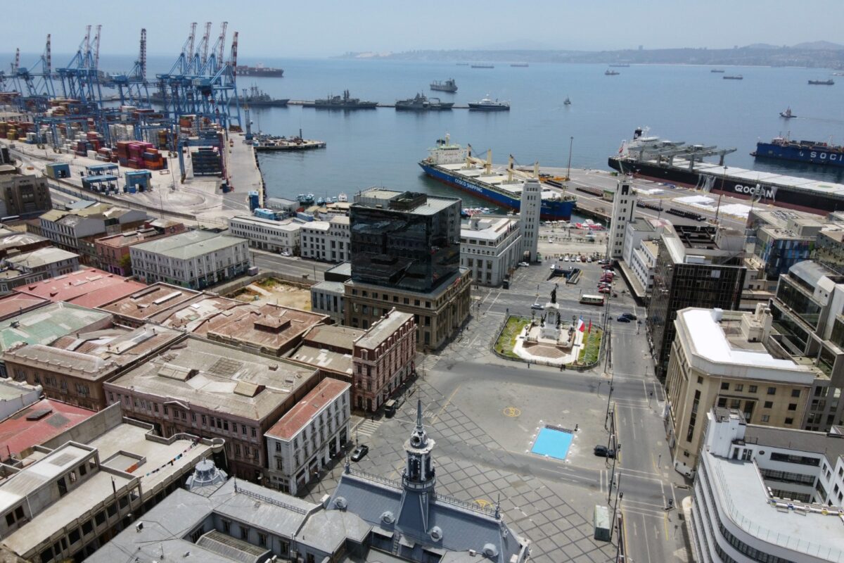 Vista aérea panorámica de la Plaza Sotomayor en Valparaíso, con el puerto y la bahía al fondo.