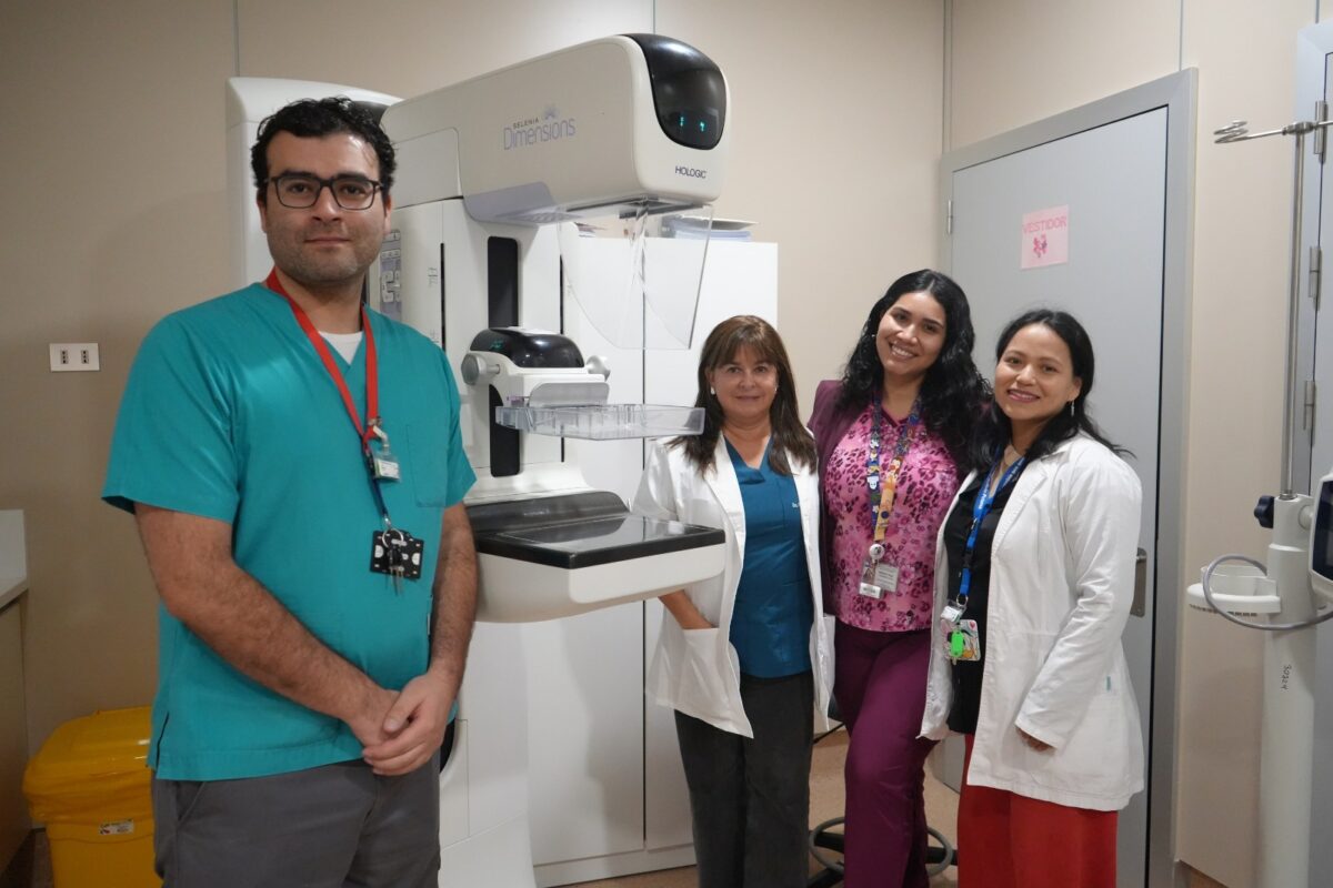 Equipo de profesionales de la salud frente a un mamógrafo en el Hospital Biprovincial Quillota Petorca.