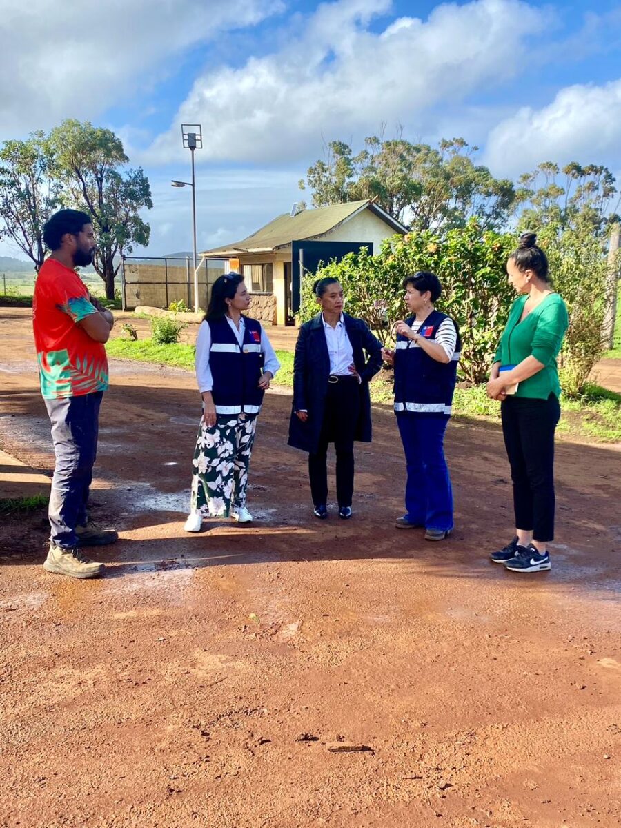 Equipos de Seremi de Salud y autoridades conversando en Rapa Nui.