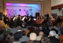 La Orquesta Sonidos de Quintero en su primer concierto oficial, con el público asistente.