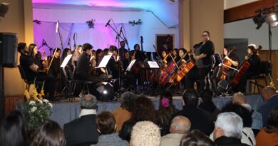 La Orquesta Sonidos de Quintero en su primer concierto oficial, con el público asistente.