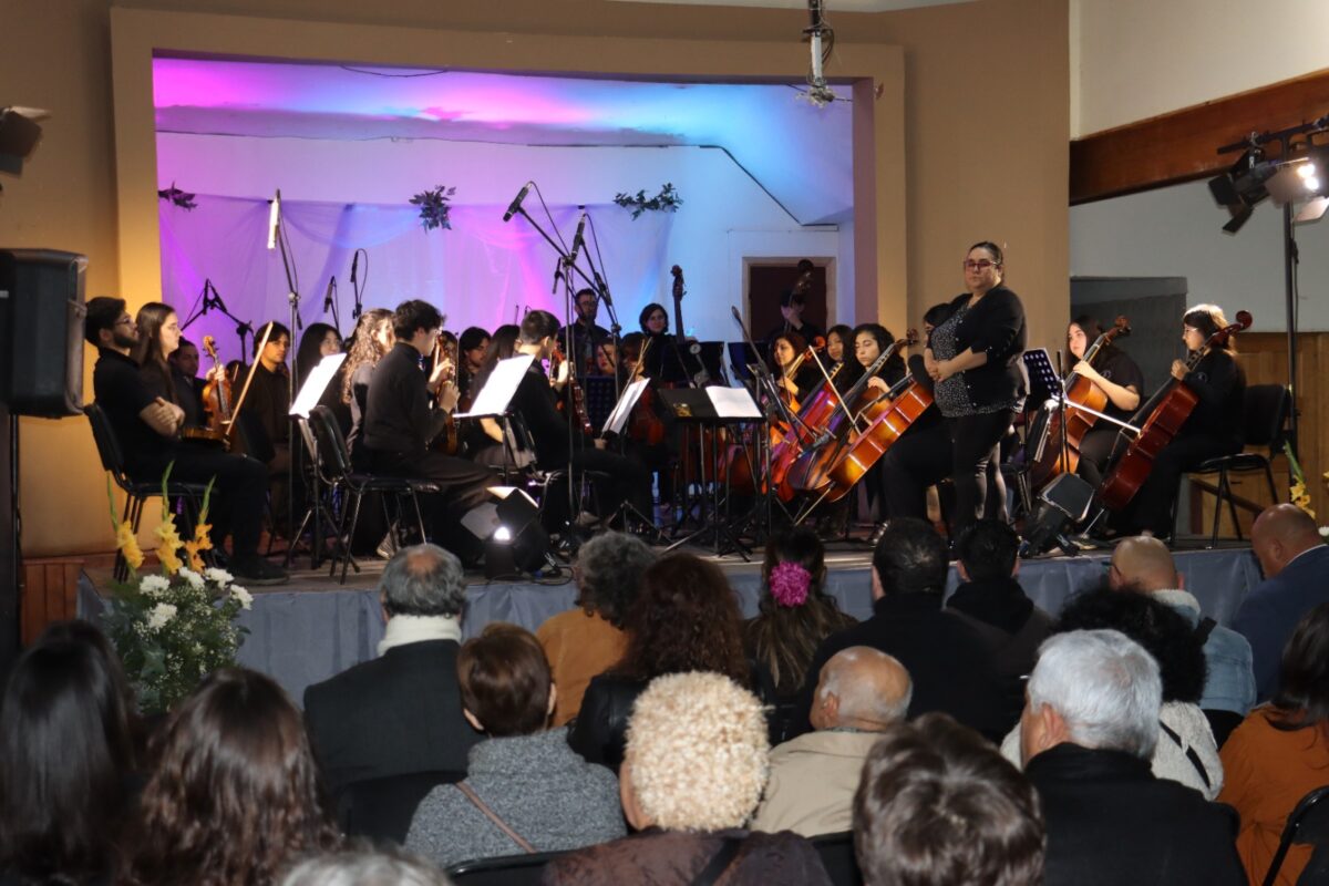 La Orquesta Sonidos de Quintero en su primer concierto oficial, con el público asistente.