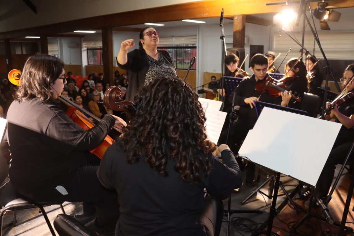 La directora Isabella González Echeverría dirigiendo a la Orquesta Sonidos de Quintero.