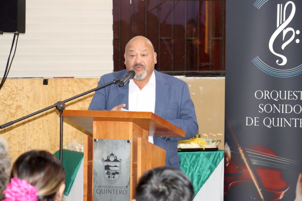 Alcalde Rolando Silva Fuentes en el podio durante el concierto de la Orquesta Sonidos de Quintero.