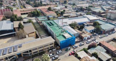 Autoridades civiles y policiales posan frente a la obra en construcción de la nueva Subcomisaría de Carabineros de Llay Llay.