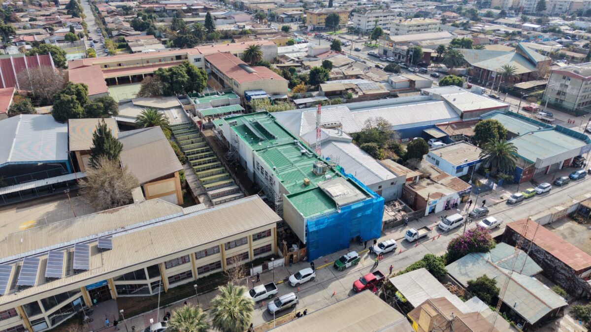 Autoridades civiles y policiales posan frente a la obra en construcción de la nueva Subcomisaría de Carabineros de Llay Llay.