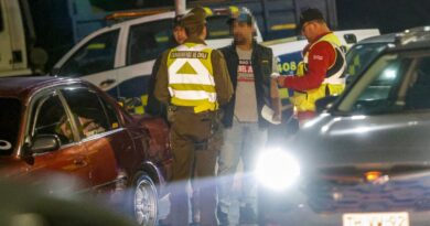 Carabineros fiscalizando a conductor en la vía pública.