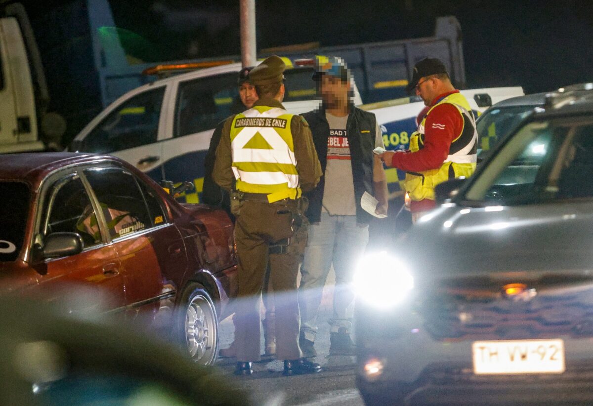 Carabineros fiscalizando a conductor en la vía pública.