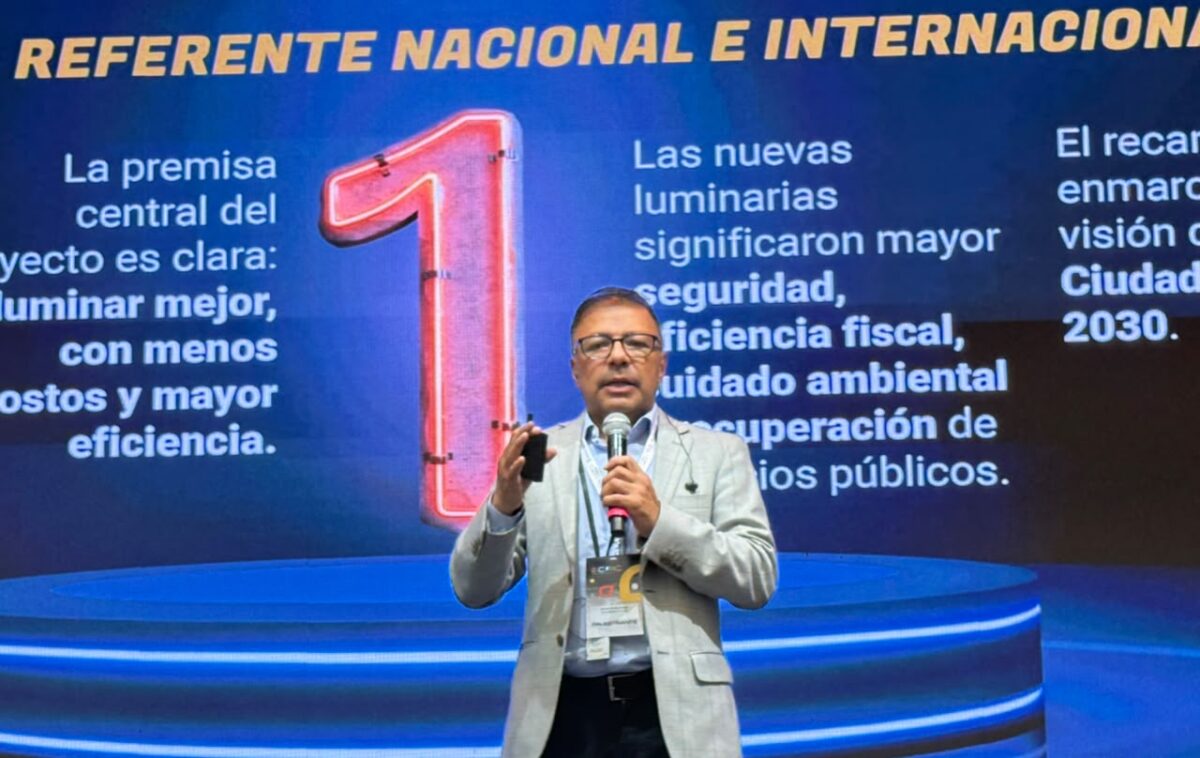 Alcalde Freddy Ramírez explicando los beneficios de las nuevas luminarias LED.