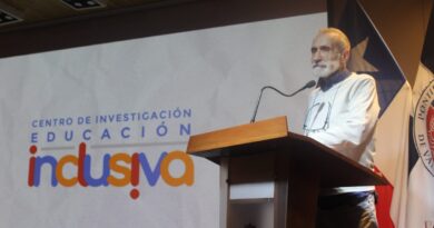 Dr. Lupicinio Iñiguez-Rueda hablando en un atril frente a una pantalla con el logo del Centro de Investigación para la Educación Inclusiva.