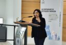 Una mujer habla desde un atril durante un evento de la Universidad Santo Tomás.