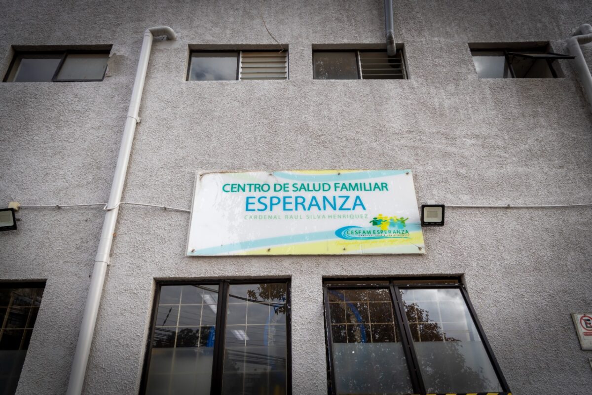 Fachada del Centro de Salud Familiar (Cesfam) Esperanza en Valparaíso.