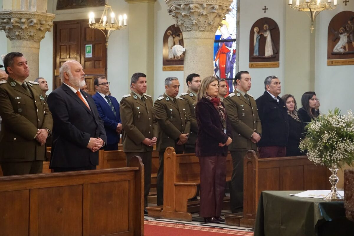 Oficiales y autoridades asisten a una ceremonia religiosa en honor a los mártires de Carabineros.