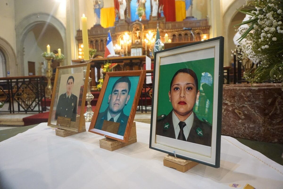 Retratos de mártires de Carabineros expuestos durante la ceremonia conmemorativa.
