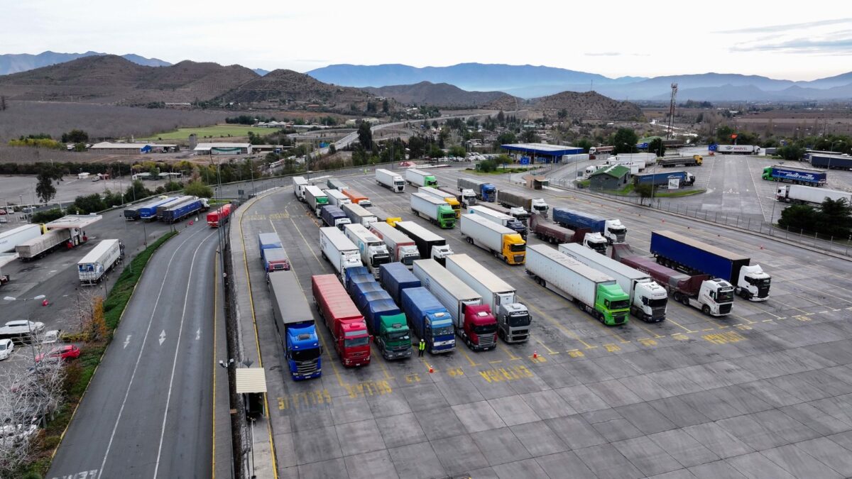 Vista aérea de un gran número de camiones estacionados en el Puerto Terrestre Los Andes.
