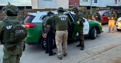 Carabineros deteniendo a un sujeto en un operativo en Algarrobo.