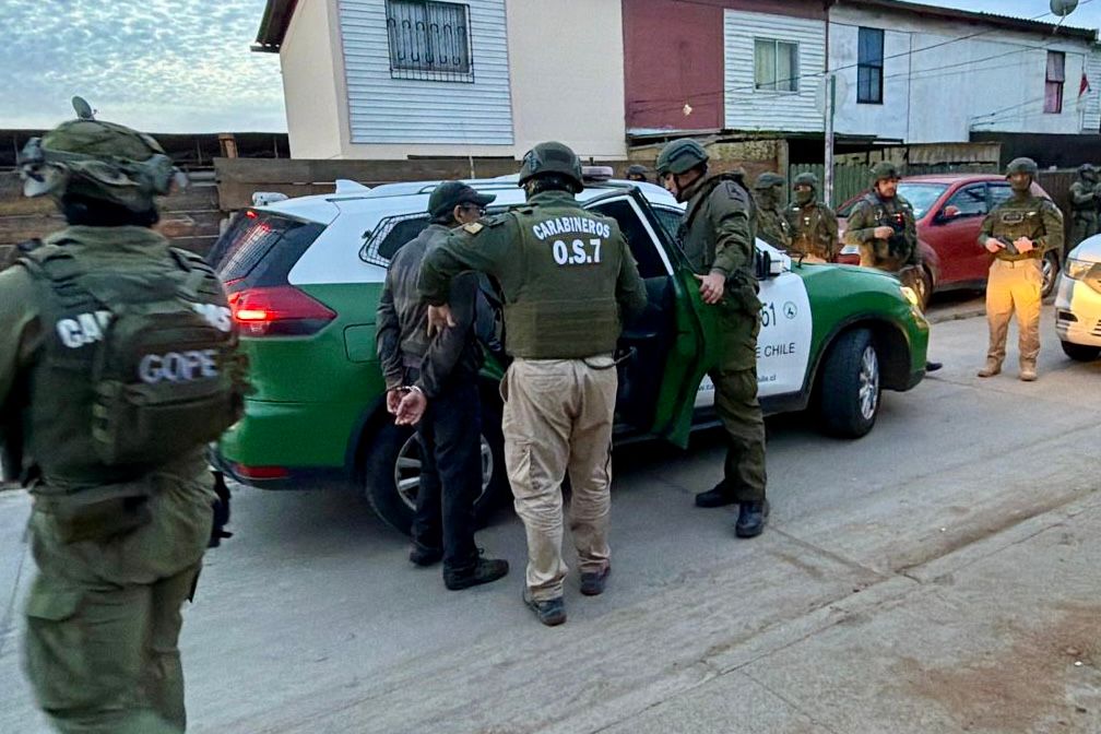 Carabineros deteniendo a un sujeto en un operativo en Algarrobo.