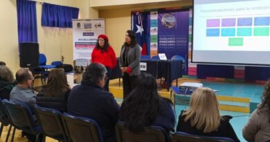 Grupo de personas recibiendo diplomas en un evento deportivo.