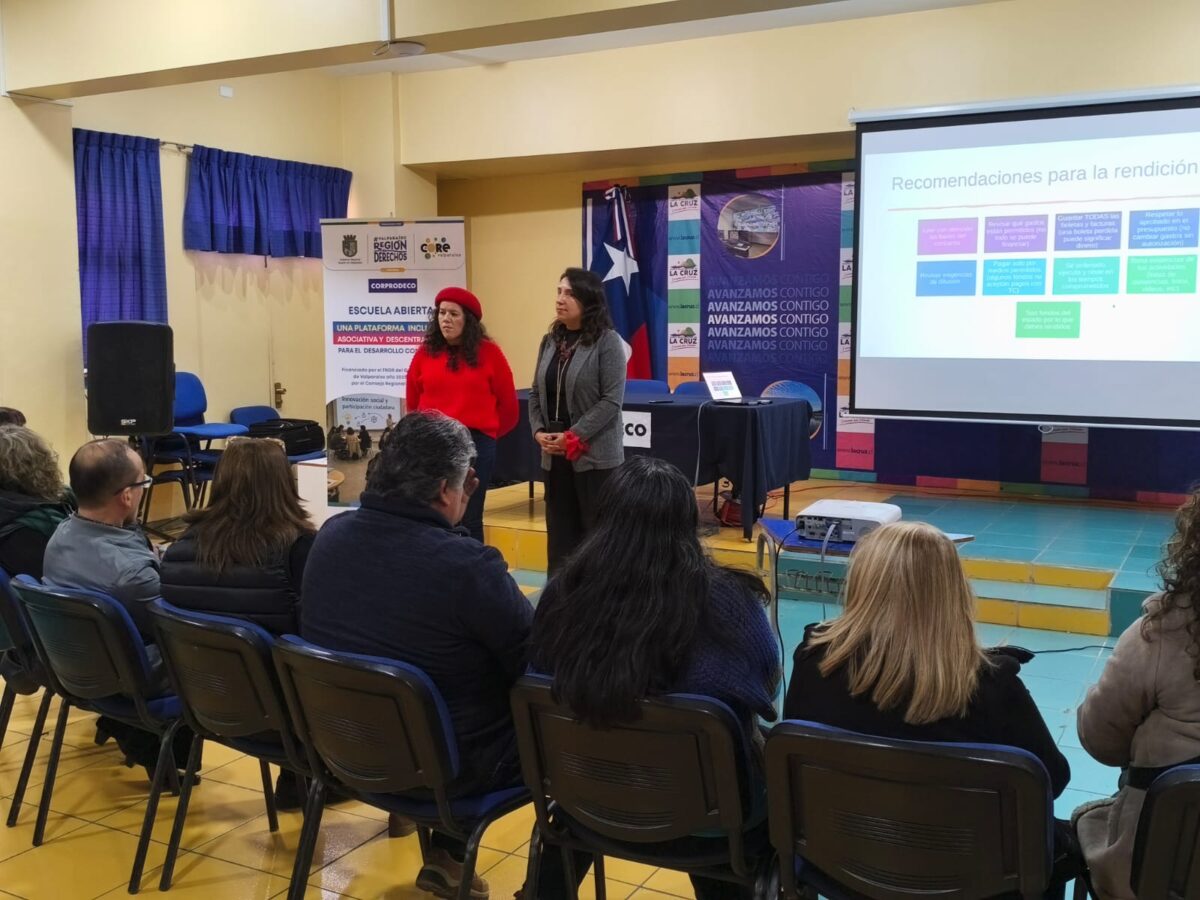 Grupo de personas recibiendo diplomas en un evento deportivo.