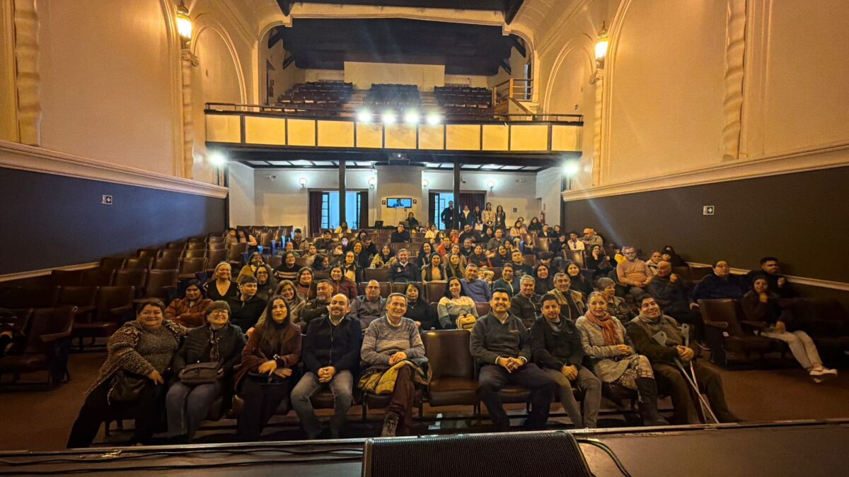 Vista general de un teatro con público sentado en las butacas.