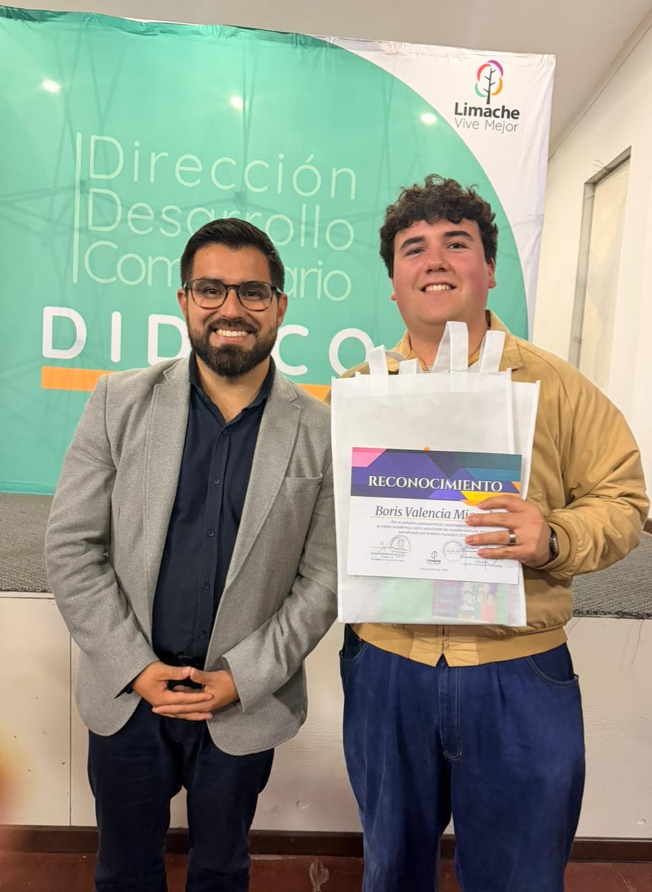 Estudiante recibe su reconocimiento de beca de manos del alcalde de Limache.