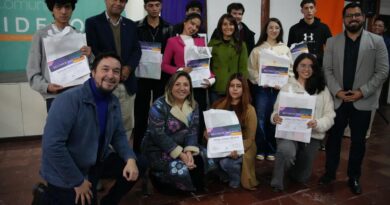 Alcalde de Limache, Luciano Valenzuela, junto a un grupo de estudiantes beneficiados con becas de educación superior.