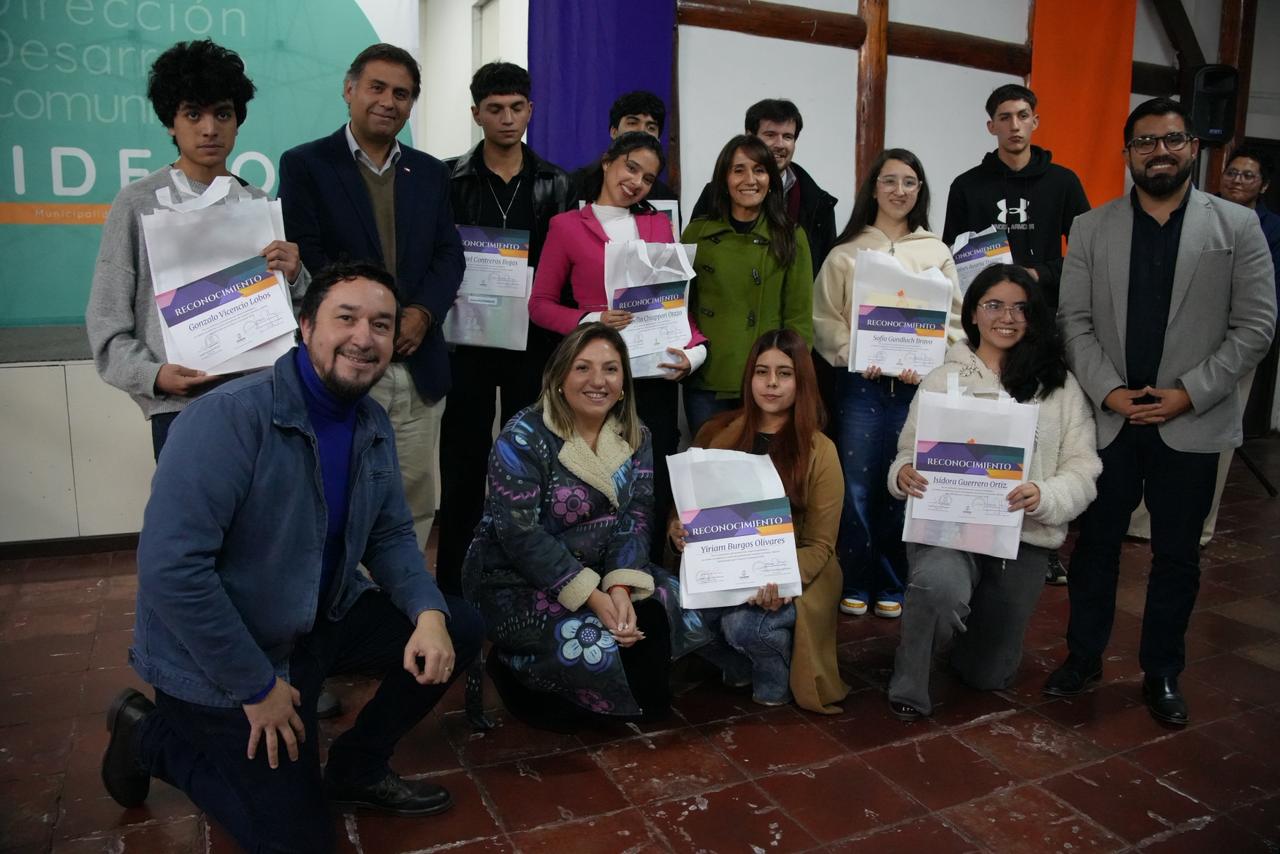 Alcalde de Limache, Luciano Valenzuela, junto a un grupo de estudiantes beneficiados con becas de educación superior.