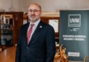 Carlos Isaac Pályi, Rector de la Universidad Viña del Mar (UVM), posa para una fotografía en un entorno de oficina.