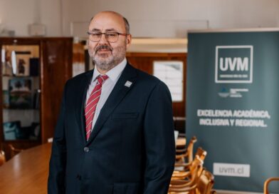 Carlos Isaac Pályi, Rector de la Universidad Viña del Mar (UVM), posa para una fotografía en un entorno de oficina.