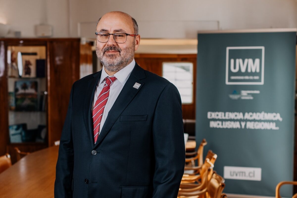 Carlos Isaac Pályi, Rector de la Universidad Viña del Mar (UVM), posa para una fotografía en un entorno de oficina.
