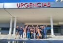Grupo de médicos posando frente a la entrada principal del Hospital Provincial Marga Marga con el letrero de 'URGENCIAS'.
