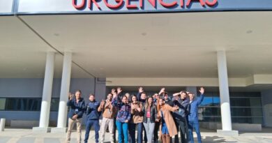 Grupo de médicos posando frente a la entrada principal del Hospital Provincial Marga Marga con el letrero de 'URGENCIAS'.