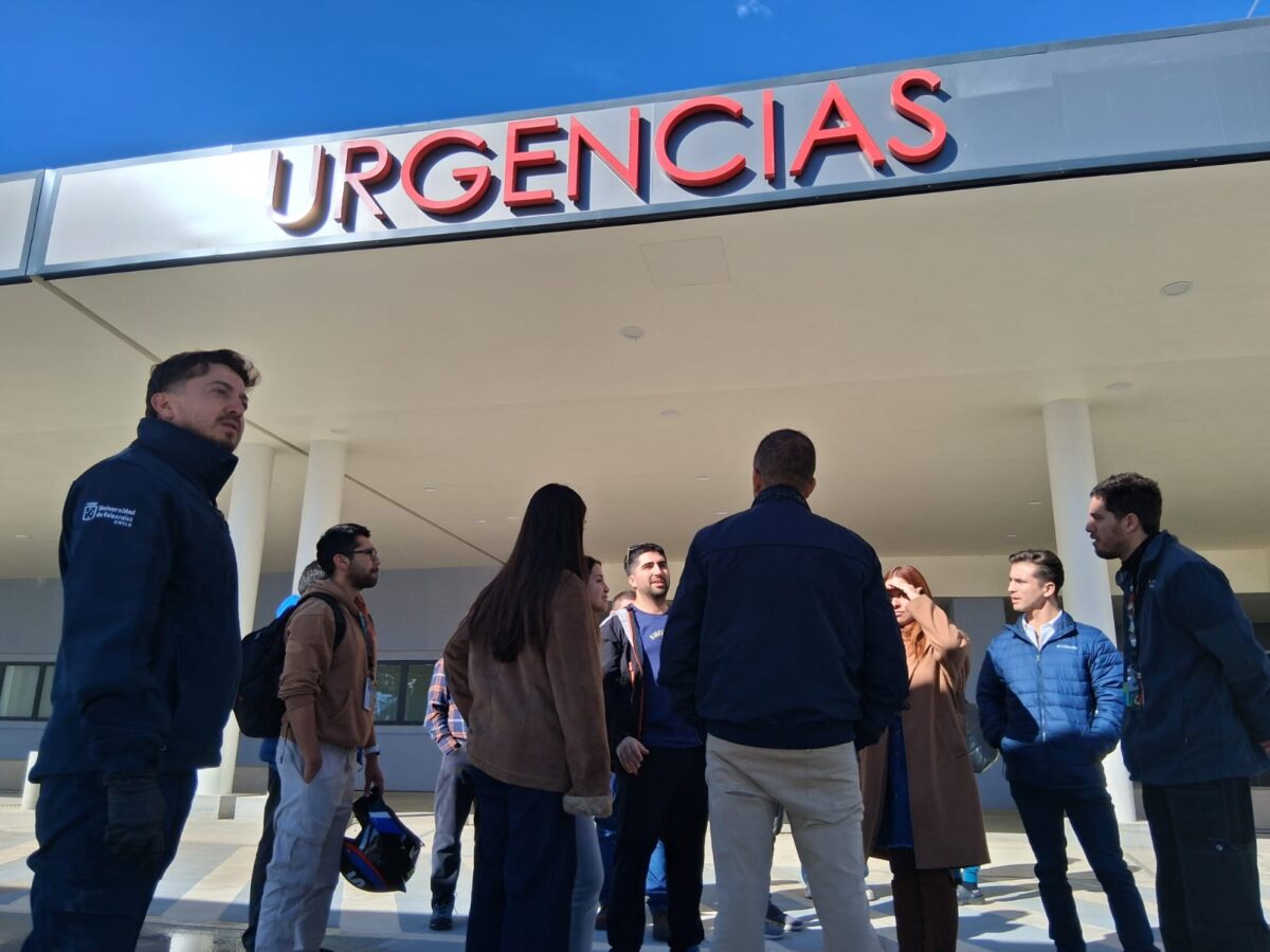 Vista desde atrás de un grupo de médicos observando la entrada del Hospital Provincial Marga Marga.