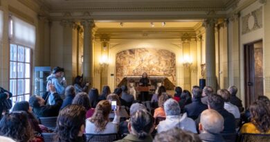 Vista general de una sala con público asistiendo a una presentación en la XIII Bienal Internacional de Artes de Valparaíso.