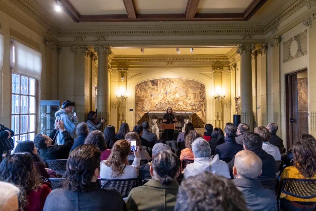 Vista general de una sala con público asistiendo a una presentación en la XIII Bienal Internacional de Artes de Valparaíso.