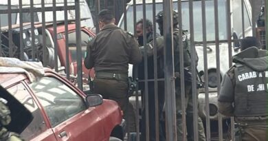Oficiales de Carabineros del GOPE interviniendo en el lugar del incidente.