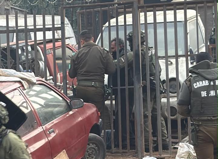 Oficiales de Carabineros del GOPE interviniendo en el lugar del incidente.