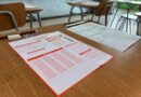 Formulario de respuestas de la PAES de Química en un pupitre de aula.