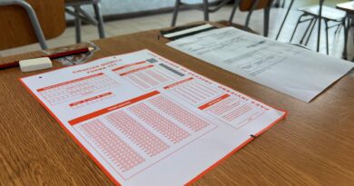 Formulario de respuestas de la PAES de Química en un pupitre de aula.