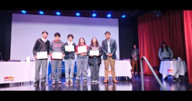Estudiantes reciben certificados en un escenario durante el Torneo de Debates.