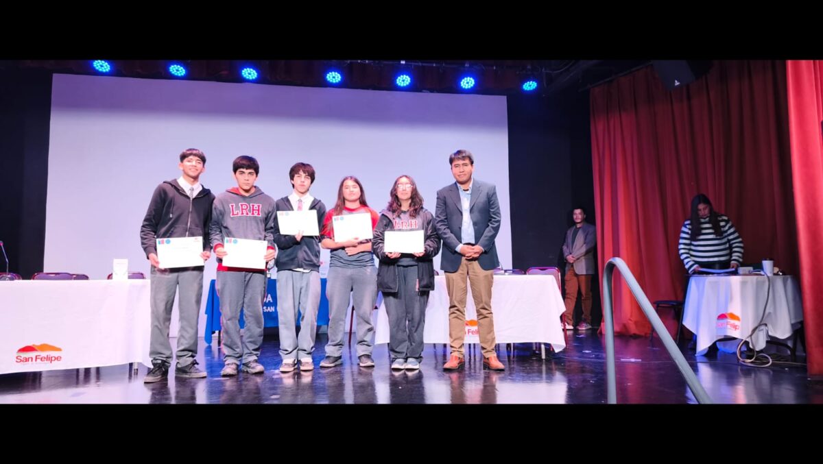 Estudiantes reciben certificados en un escenario durante el Torneo de Debates.