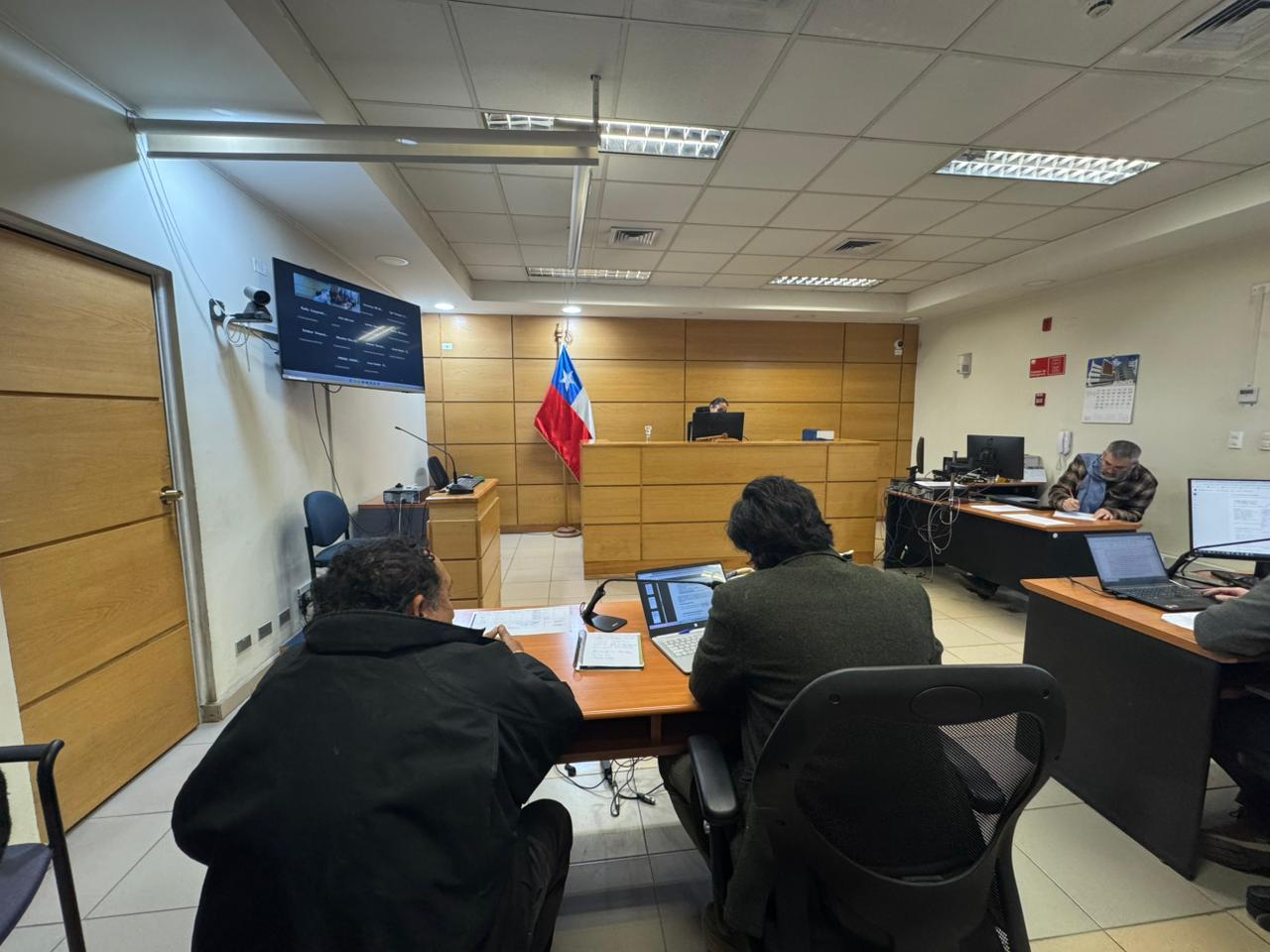 Interior de una sala de audiencias en el Juzgado de Garantía de Villa Alemana, con personal judicial y un imputado.