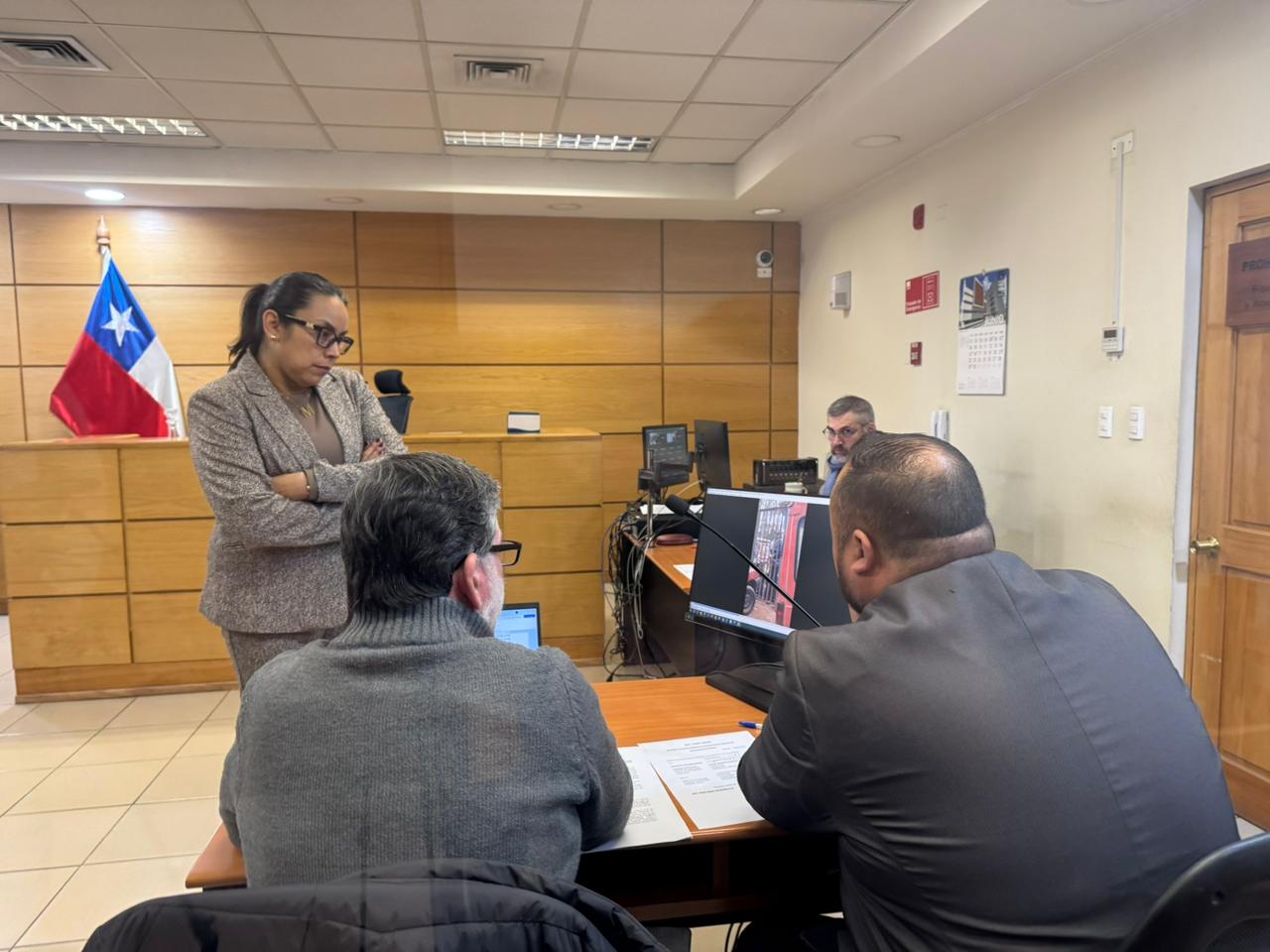Audiencia en el Juzgado de Garantía de Villa Alemana, con personal judicial y un imputado.