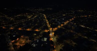 Vista aérea nocturna de Llay Llay, mostrando las calles iluminadas con nuevas luminarias LED.