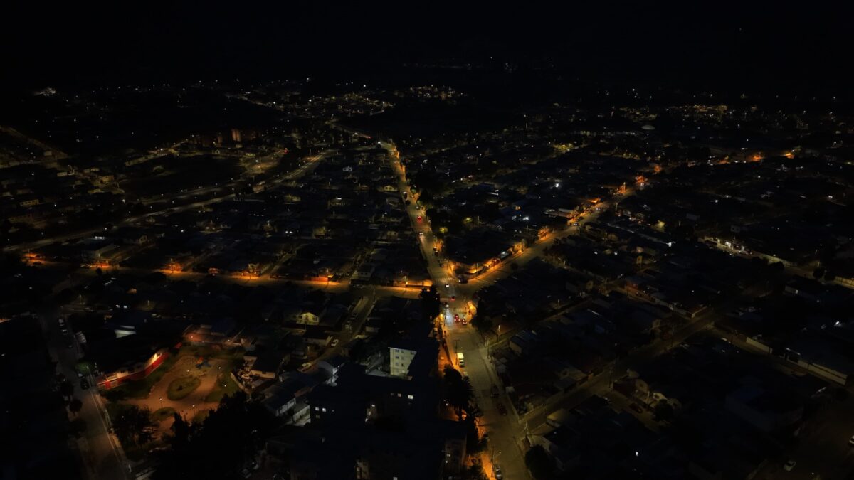 Vista aérea nocturna de Llay Llay, mostrando las calles iluminadas con nuevas luminarias LED.