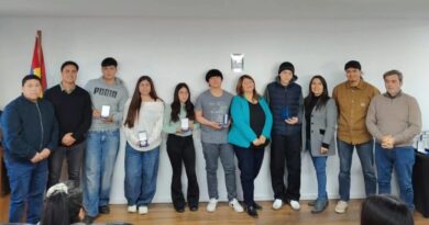 Grupo de estudiantes recibiendo reconocimientos y medallas de parte de autoridades municipales en una ceremonia.